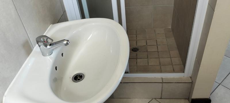 To Let 2 Bedroom Property for Rent in Buhrein Western Cape